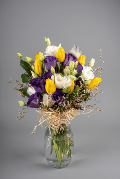 Cam Vazoda Sarı Lale ve Premium Lisianthus